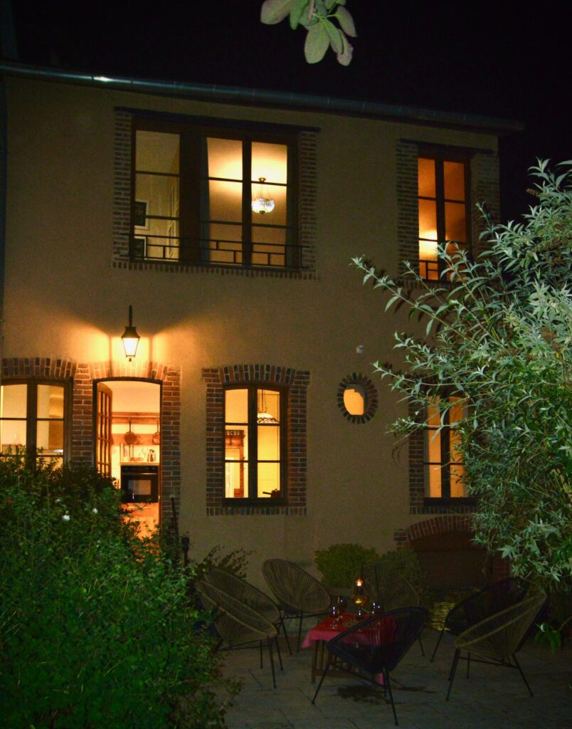 retour d'oreint - façade du Cottage